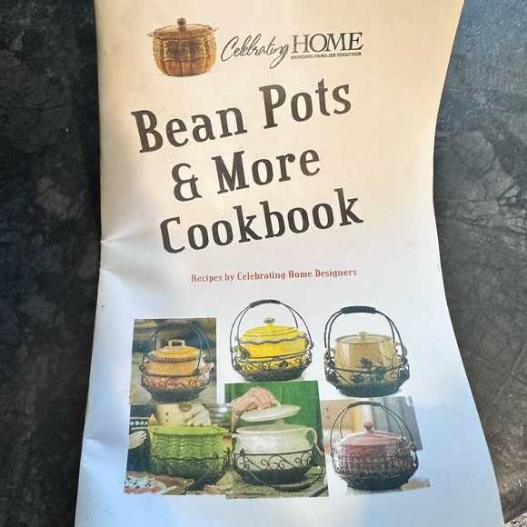 Never used 4 Qt Green Stoneware Covered Bean Pot Casserole Celebrating Home - Picture 9 of 16